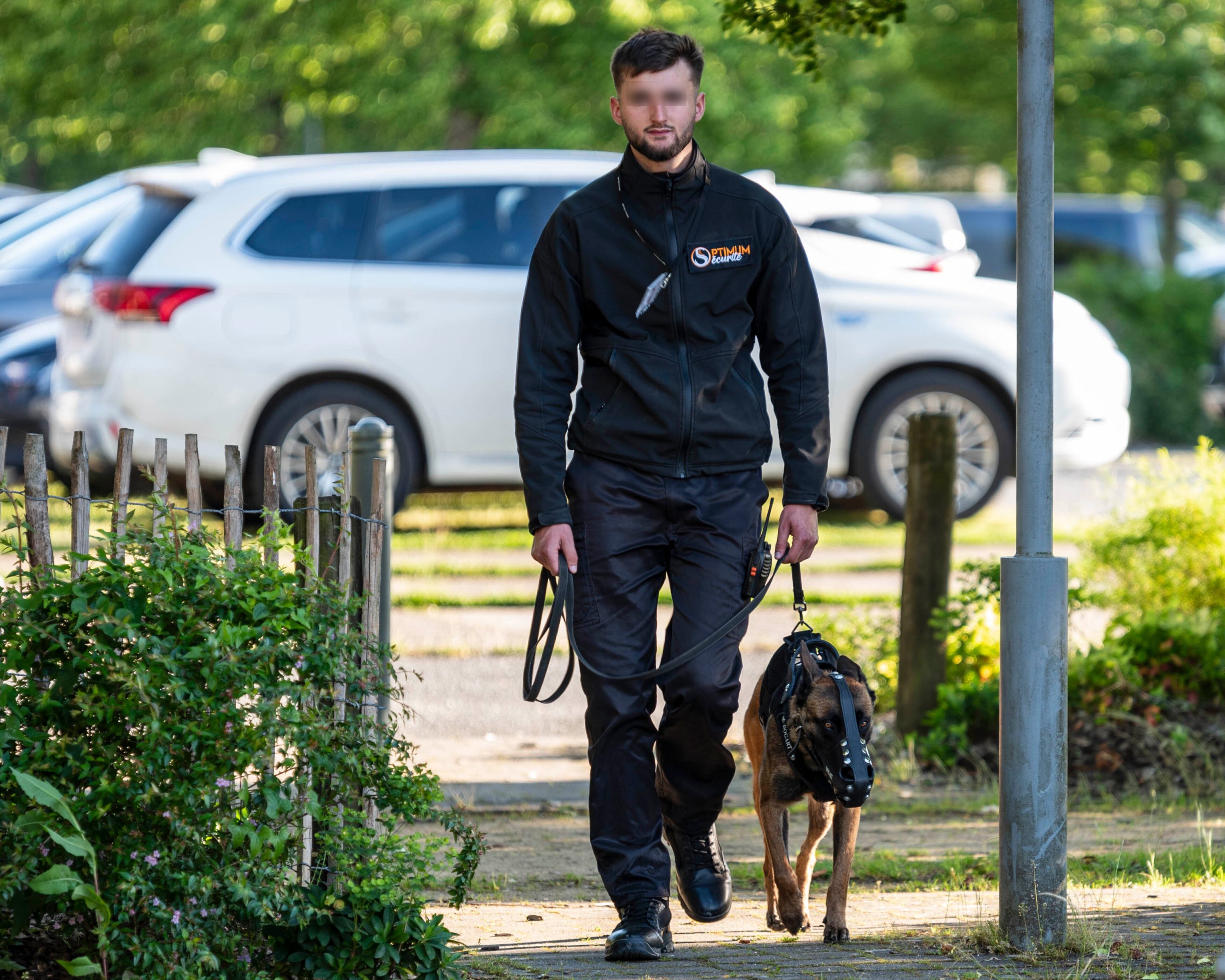 Agent de sécurité cynophile avec son chien